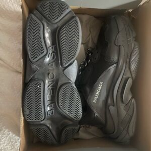 Balenciaga Men's triple s black (43)